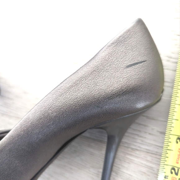 BURBERRY ITCALFAR14STE Metallic Taupe Leather Open-Toe Pumps, Twist Detail; 38 - Picture 11 of 16